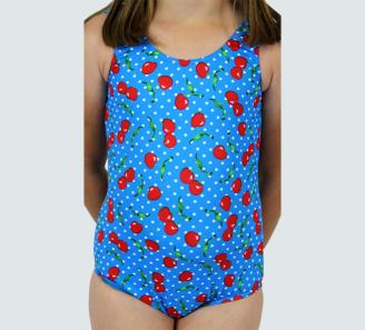 fille en maillot de bain 1 pièce, fond bleu avec imprimé cerises rouges