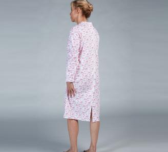 femme de dos en chemise de nuit rose