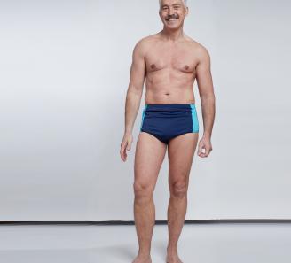 homme de face en slip de bain marine avec bandes turquoises sur les cotés 