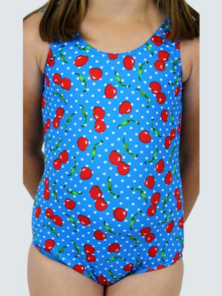 fille en maillot de bain 1 pièce, fond bleu avec imprimé cerises rouges