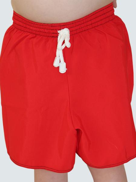 short de bain garçon de face, rouge avec un cordon blanc à la taille