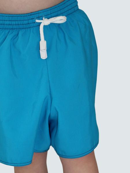 short de bain garçon de face, turquoise avec un cordon blanc à la taille
