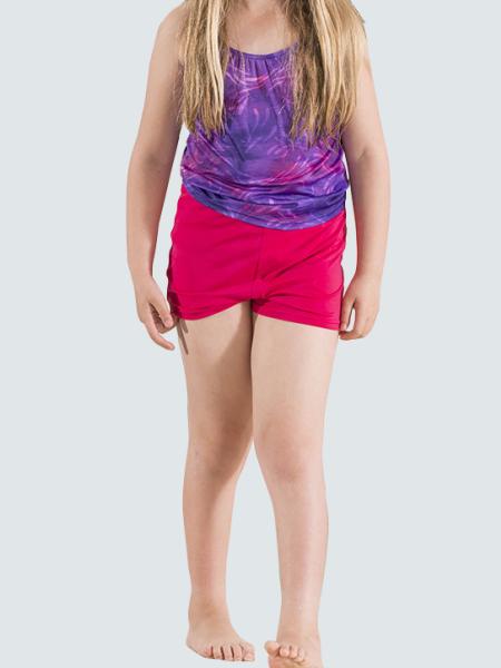 fille en maillot de bain 2 pièces, haut couvrant le ventre imprimé violet et short fuchsia