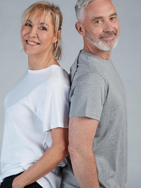 femme en t-shirt blanc et homme en t-shirt gris dos à dos