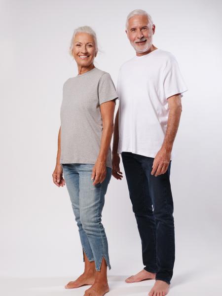 femme en t-shirt gris et homme en t-shirt blanc de face