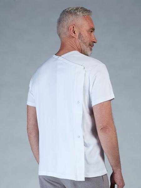 homme de dos en t-shirt blanc avec des pressions sur le dos
