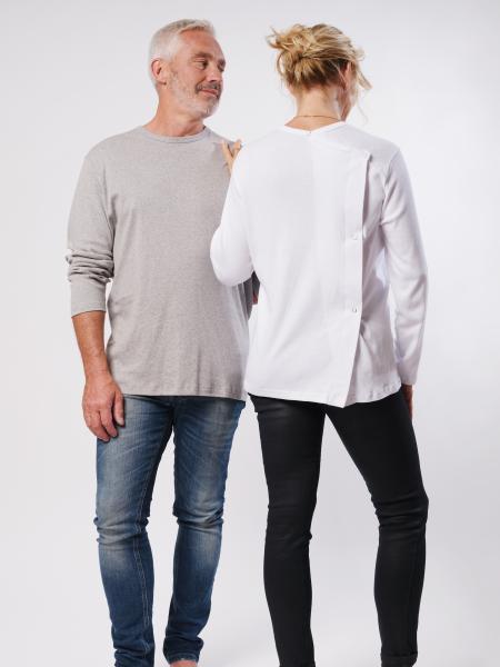 homme en t-shirt gris et femme de dos en t-shirt blanc