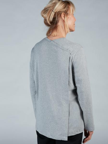 femme de dos en t-shirt gris avec pressions dans le dos