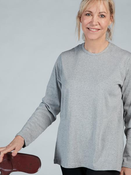 femme de face en t-shirt gris