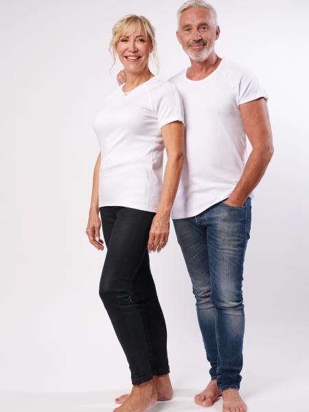 homme et femme en t-shirt blanc de face