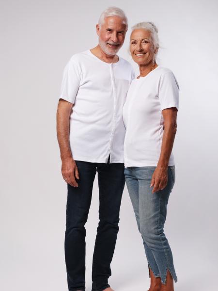 homme et femme en t-shirt blanc de face