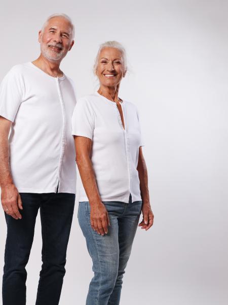 homme et femme en t-shirt blanc de trois quart
