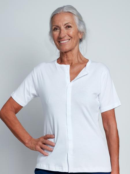 femme en t-shirt blanc détail sur ouverture aimantée