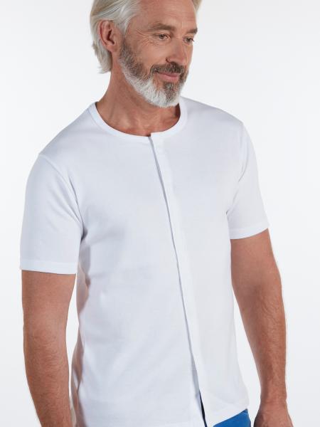 homme portant un t-shirt blanc avec ouverture aimantée