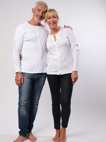 homme et femme en t-shirt blanc de face