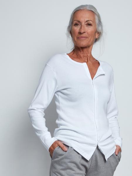 femme en t-shirt blanc avec ouverture devant aimantée