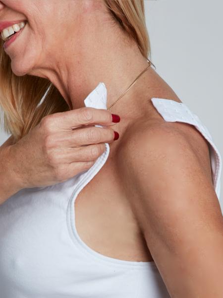 femme montrant le détail des agrafes au épaules