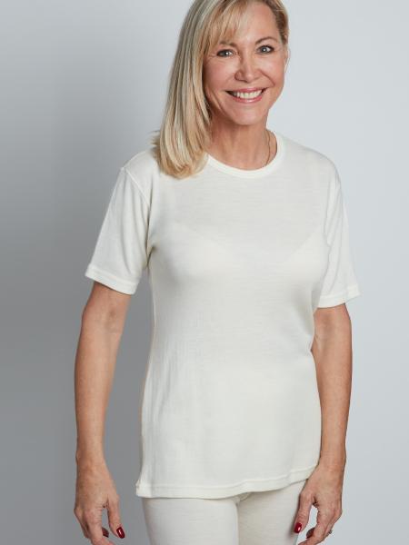 femme avec un t-shirt manche courte en laine mérinos