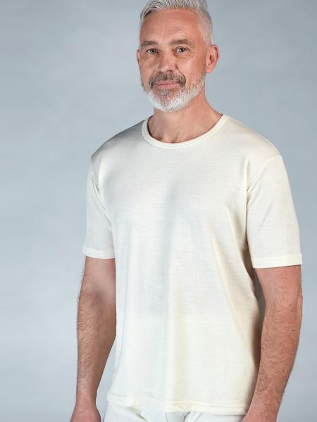 homme avec un t-shirt manche courte en laine mérinos