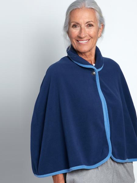 femme en cape bleu marine