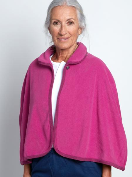 femme en cape fuchsia