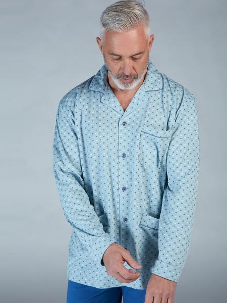 buste d'homme en pyjama bleu ajustant sa manche