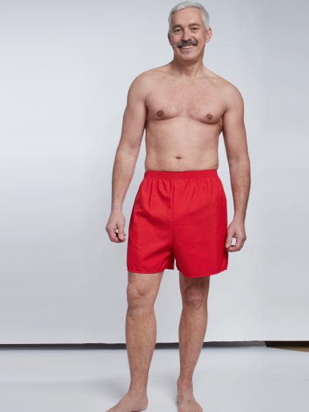 homme de face en short de bain rouge